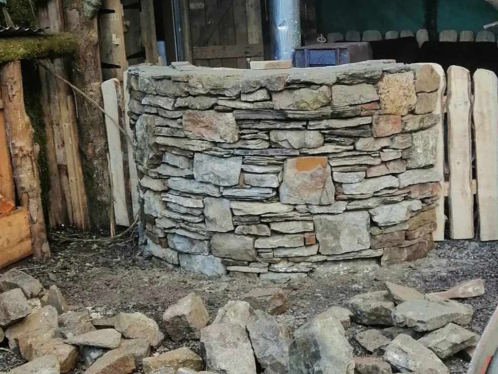 round stone cladding on wall